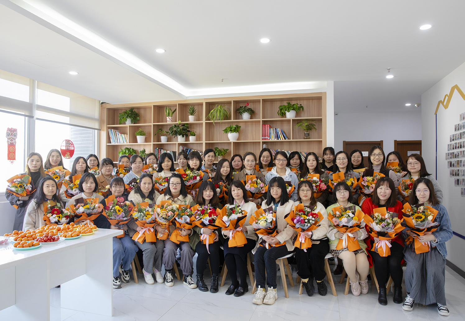 歡慶節(jié)日，愿開(kāi)目女神一生笑靨如花